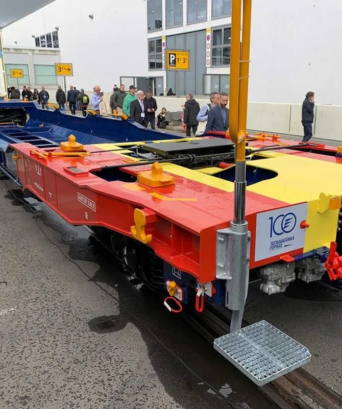 Prototipo de vagón ‘pocket’ para servicios de autopista ferroviaria en ancho de vía ibérico, presentado en la feria Innotrans 2022. Foto: VTG