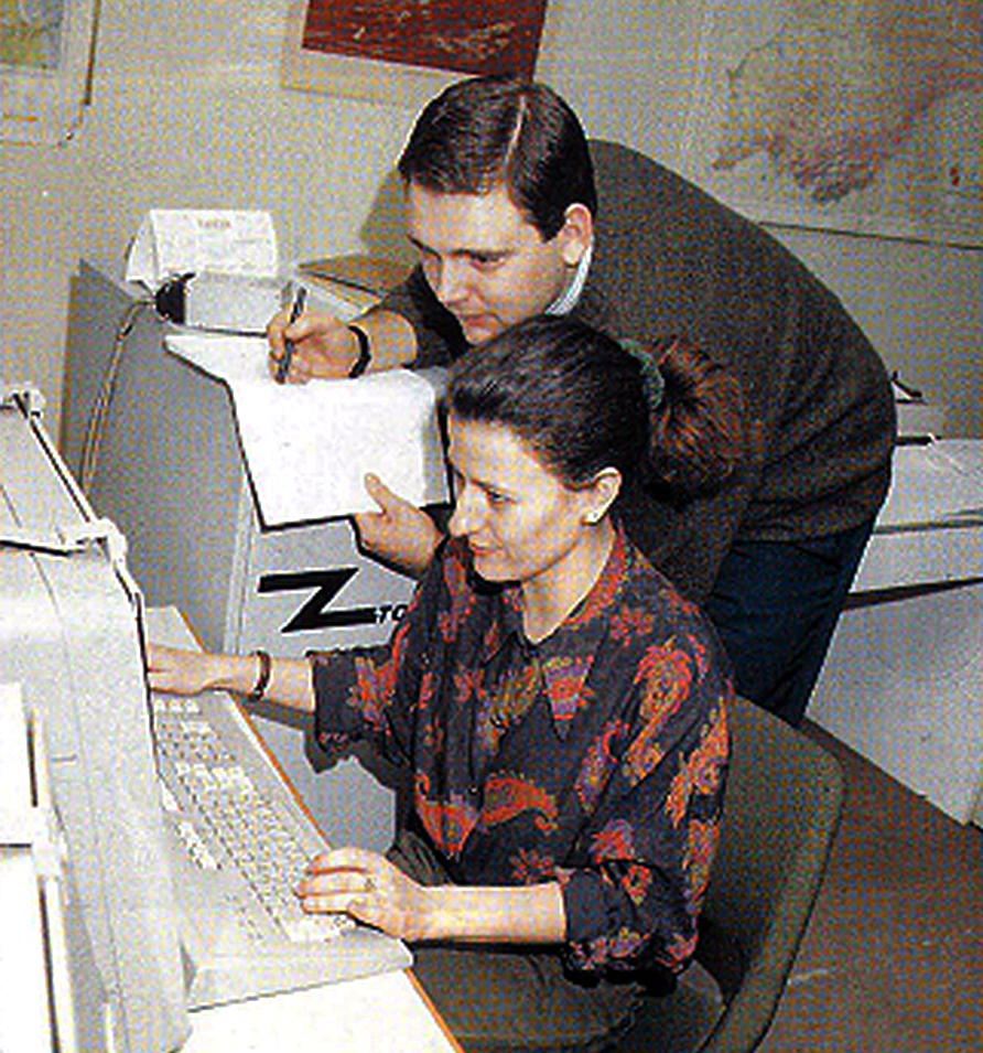 Pie de imagen Los ingenieros de Ineco Dulce Galán y Víctor Gándaras en 1990, procesando datos para el Inventario de Bienes Inmueble s que Ineco realizó para Renfe (1990-93) y en el que llegaron a participar más de mil personas.