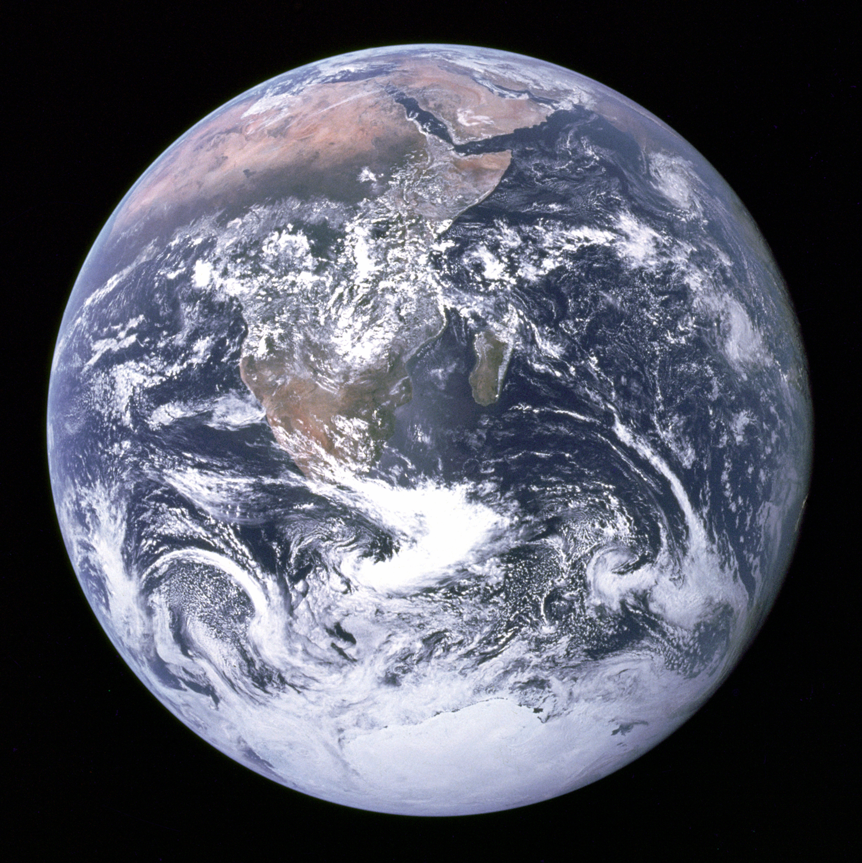 Una de las primeras imágenes de Tierra completa desde el espacio: conocida como “la canica azul”, fue tomada por la tripulación del Apolo 17 en 1972. Foto: NASA