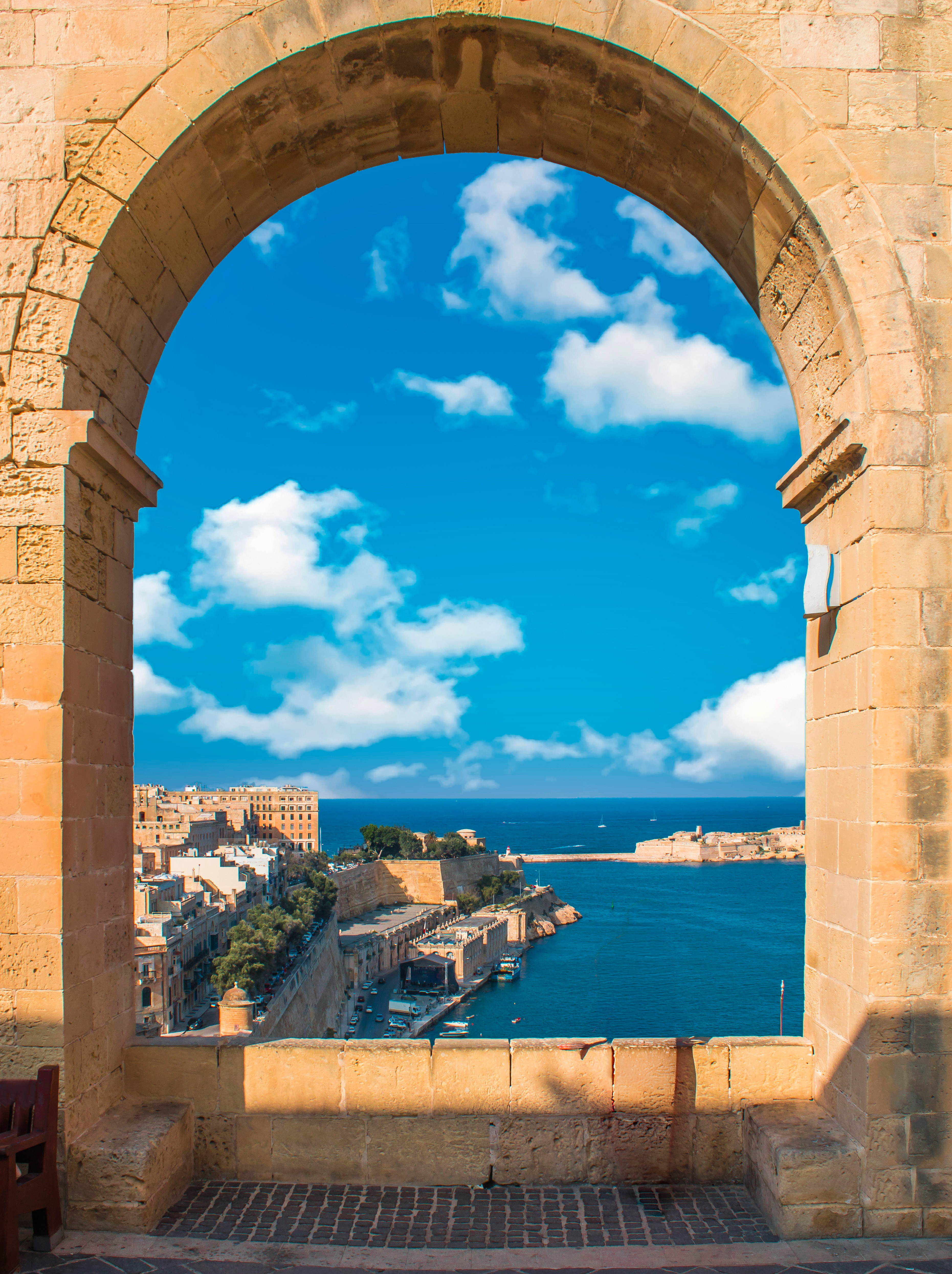 Arco de la mulla de la Valeta en primer plano, con la ciudad fortificada de Vittoriosa al fondo