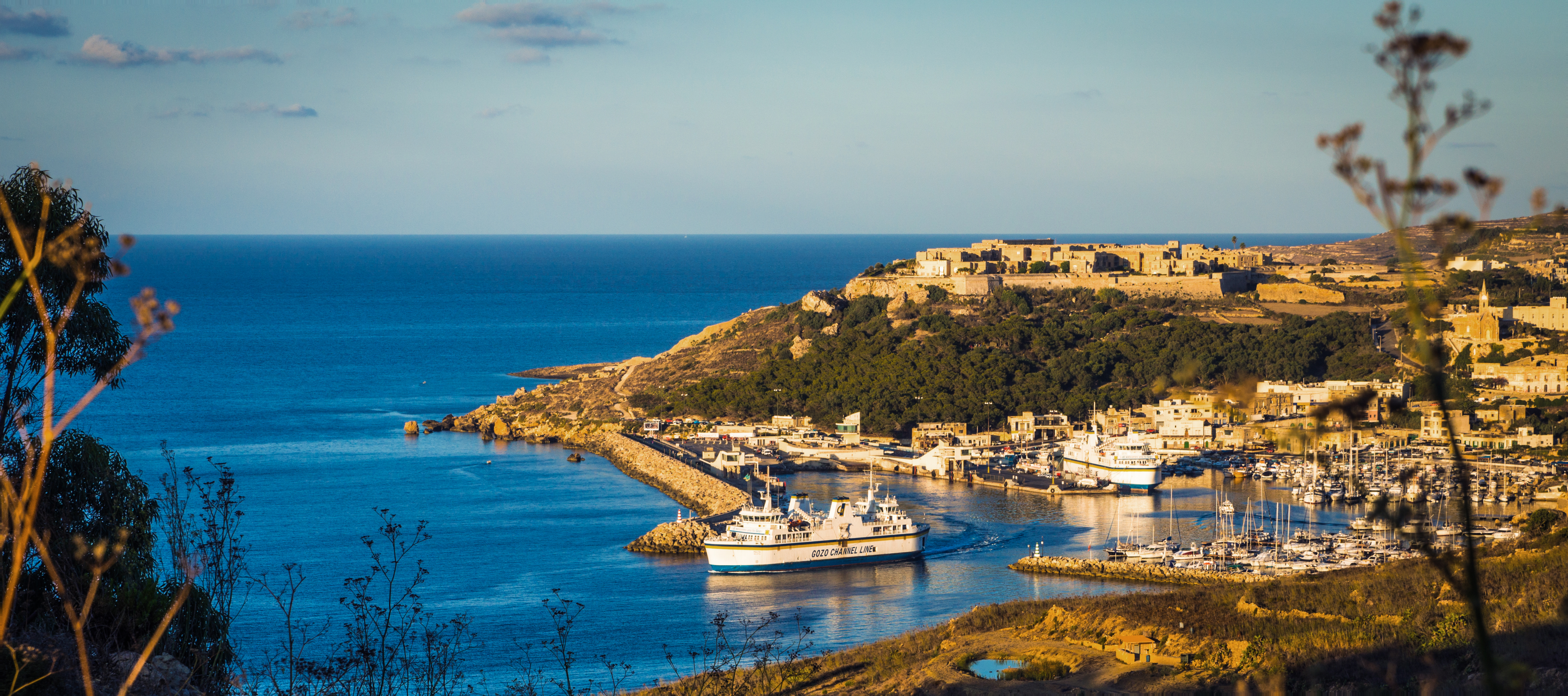 Vista del puerto de Mgarr, con la isla de Gozo al fondo