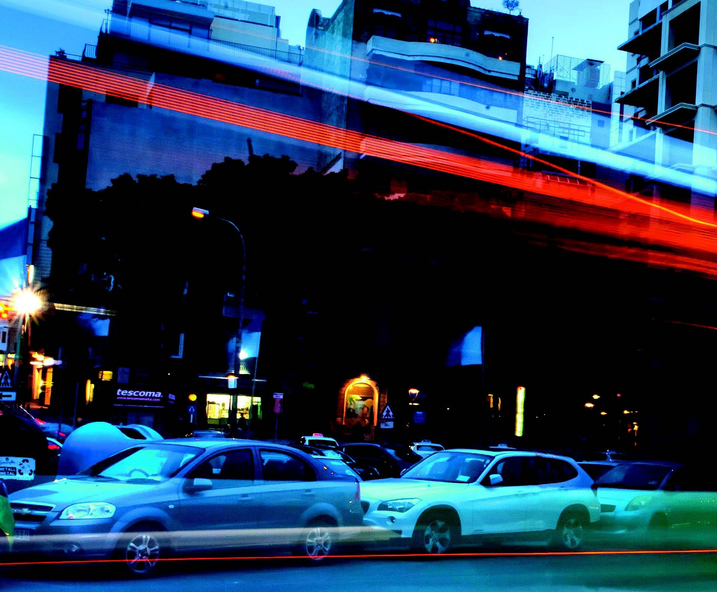 Coches estacionados en la calle con efecto de luces