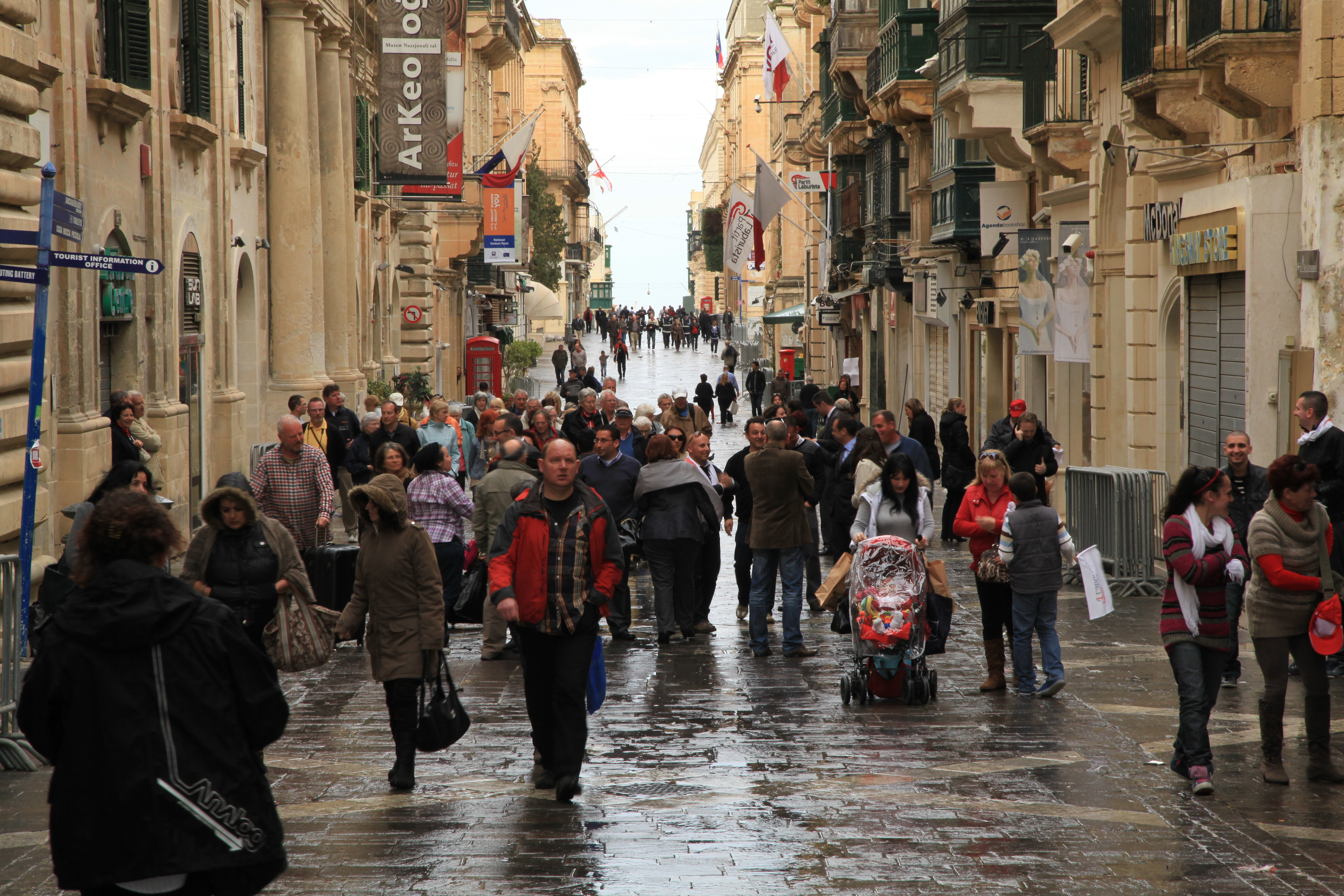 Personas caminando por la Calle de la República en La Valeta