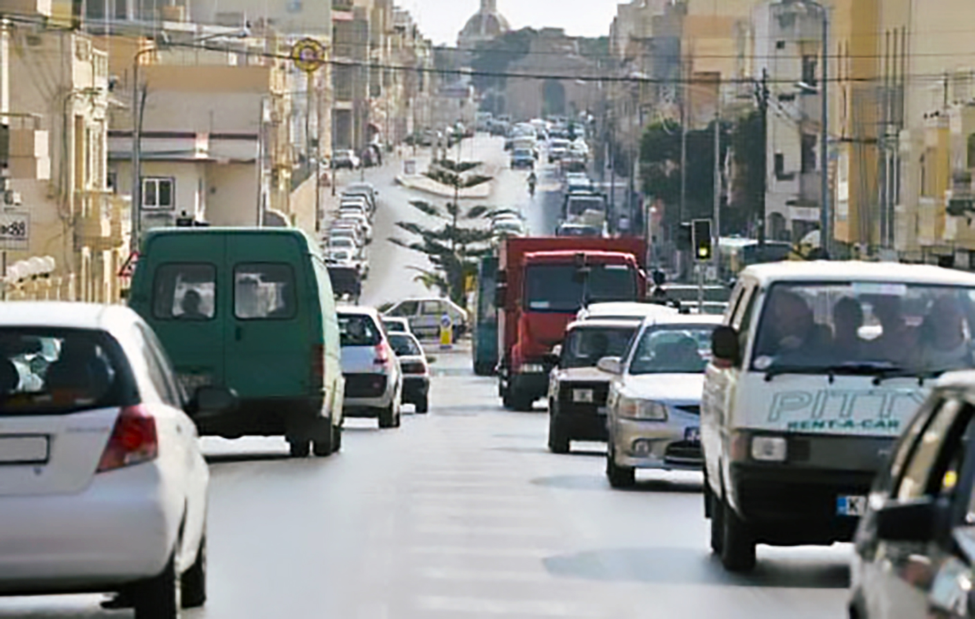 Atasco de tráfico en una calle de Malta
