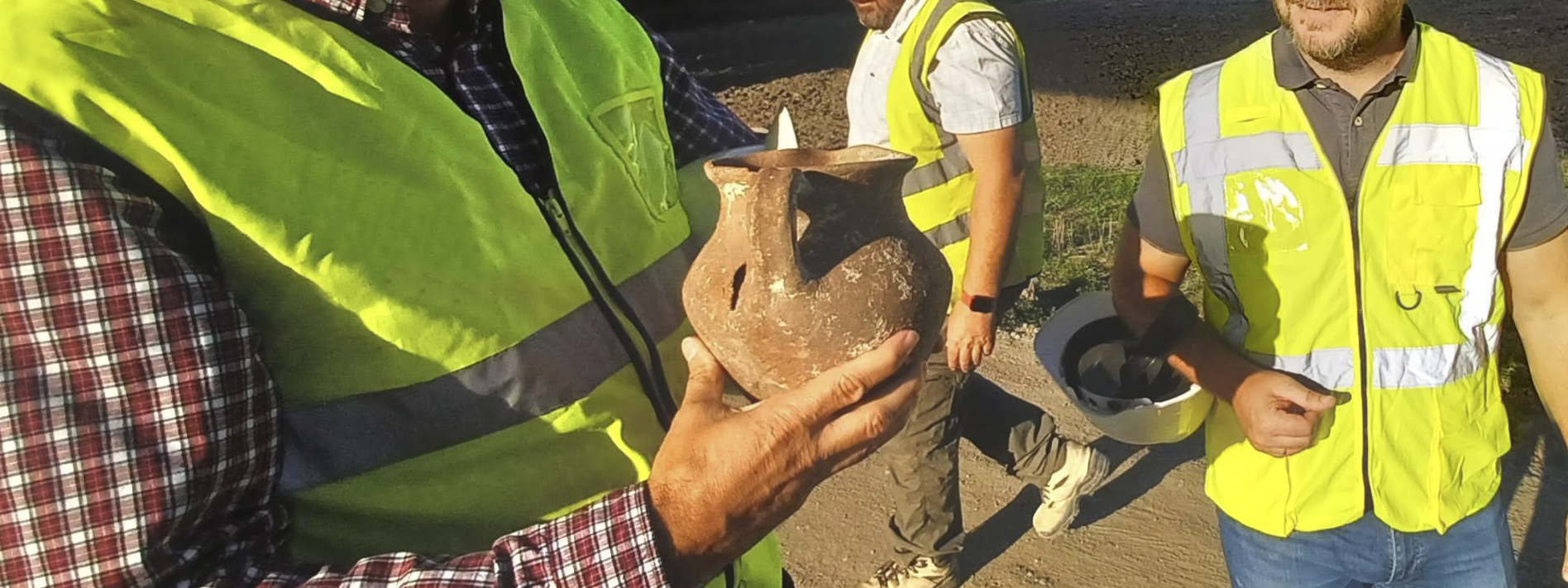 Persona sujetando una vasija de cerámica hallada en el campo