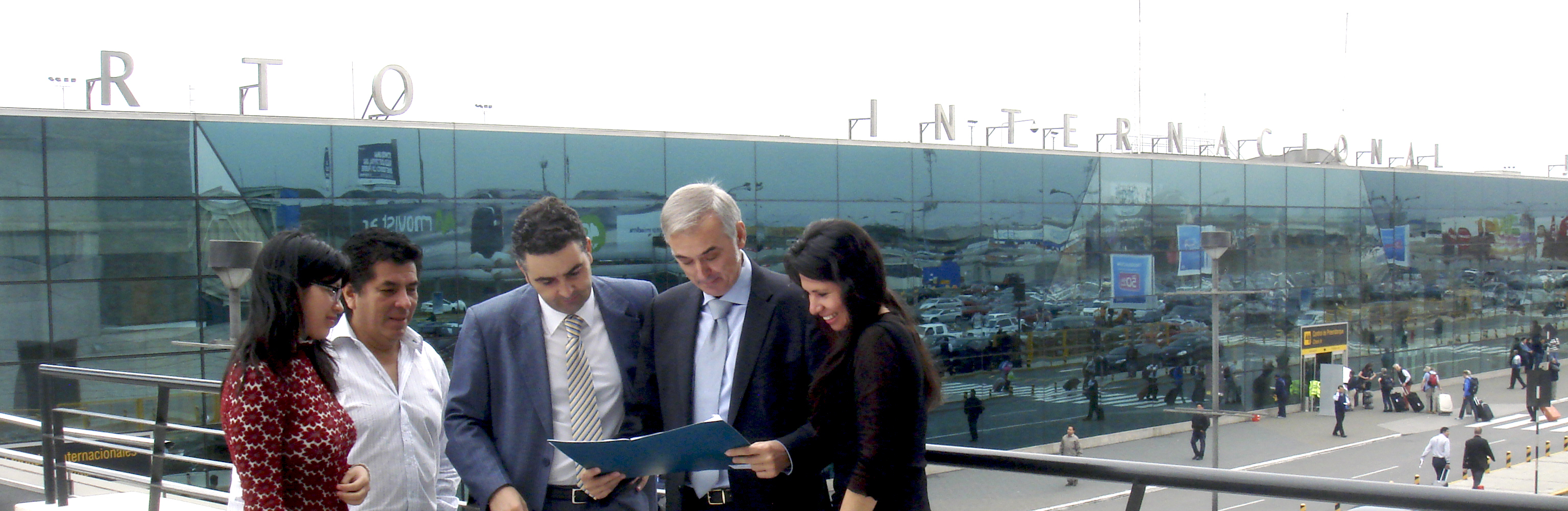 Parte del equipo de Ineco y Cesel en el aeropuerto, en octubre de 2014. Foto: Ineco