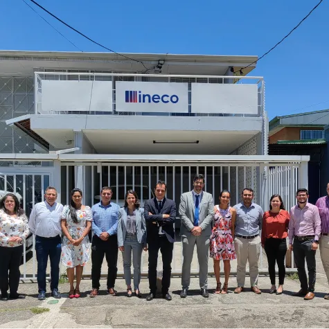 El equipo de Costa Rica con el presidente de Ineco