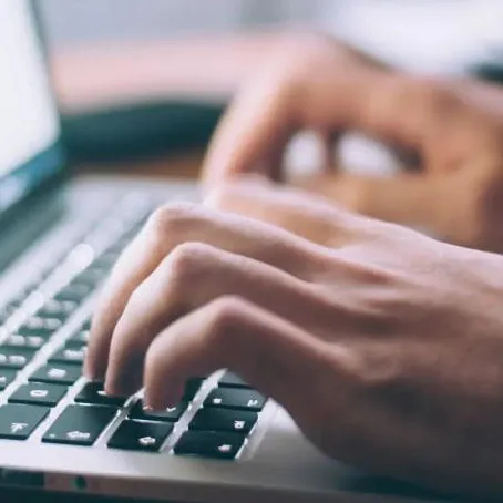 Usuario utilizando un ordenador portátil