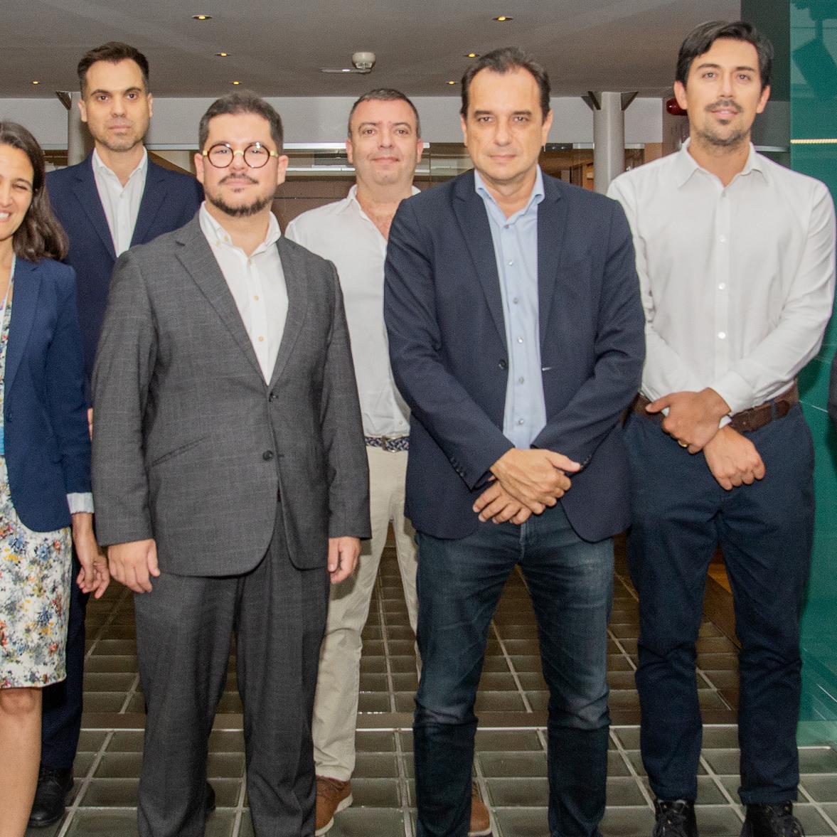 El presidente de Ineco, Sergio Vázquez Torrón, ha mantenido un encuentro con el embajador de Chile en España, Javier Velasco, y con Gabriel Guggisberg, director de la Dirección General de Promoción de Exportaciones (ProChile), junto con sus respectivos equipos