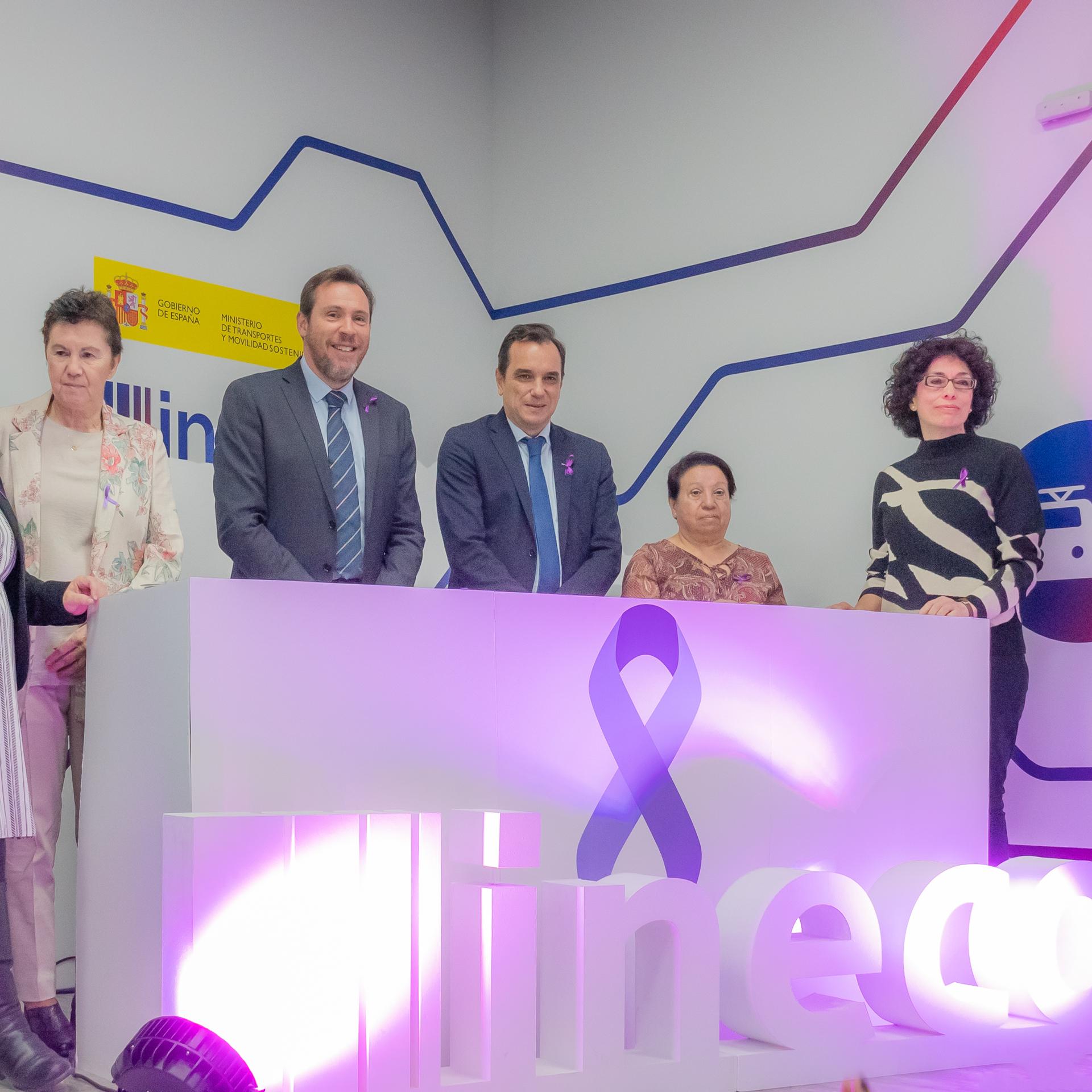 Óscar Puente y el presidente de la ingeniería pública de Transportes, Sergio Vázquez Torrón, han rubricado este programa junto a las asociaciones beneficiarias: Asociación MUM - Mujeres Unidas contra el Maltrato, Fundación Mujeres, Asociación Eslabón y Asociación Victoria