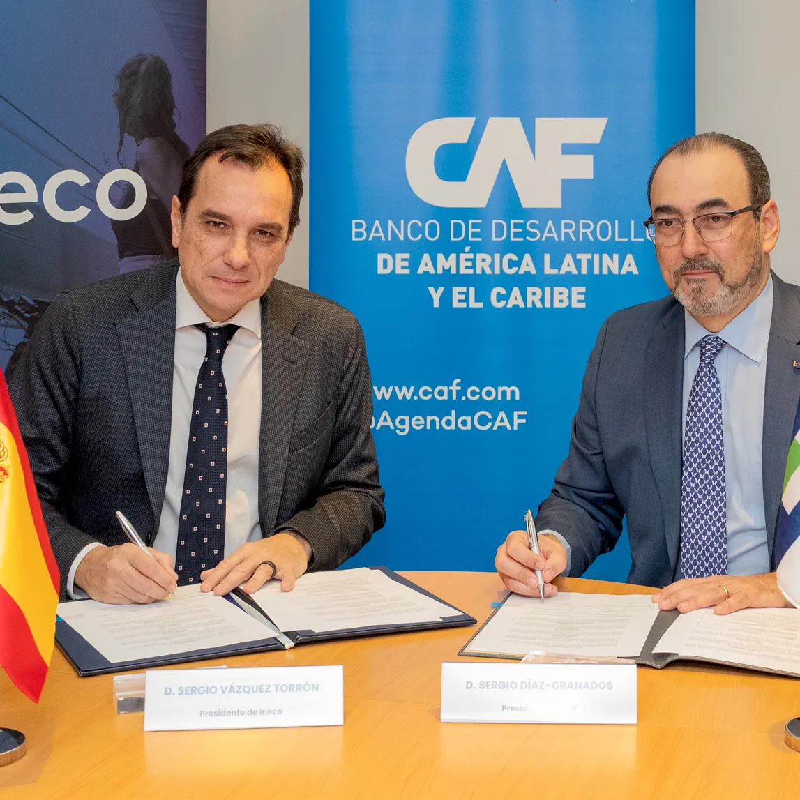 Sergio Vázquez, president of Ineco, and Sergio Díaz-Granados, the executive president of CAF, signed this agreement. 