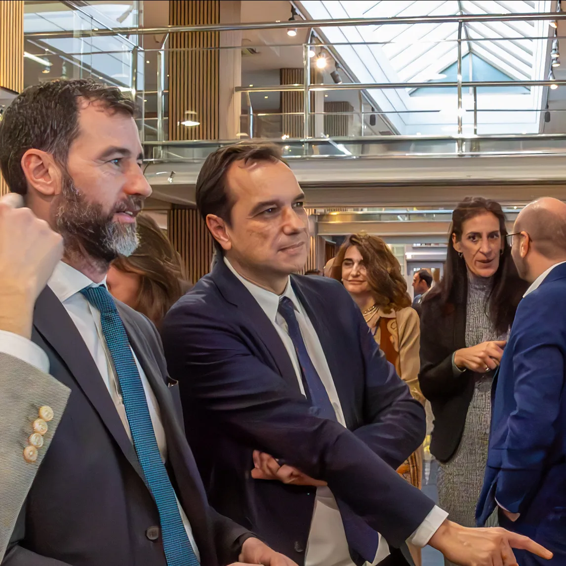 El presidente de Ineco, Sergio Vázquez Torrón, junto a Benito Núñez, secretario general del Transporte Aéreo y Marítimo, y a Víctor Gordo, experto en Sistemas CNS - ATM.