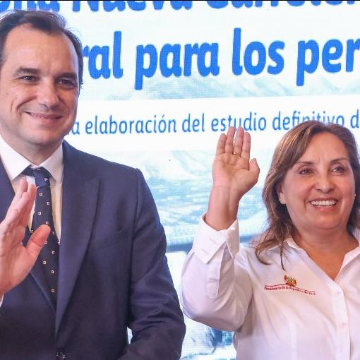 El presidente, junto a la presidenta de Perú, Dina Boluarte y Alexis Catalino Carranza, director ejecutivo de Provías Nacional