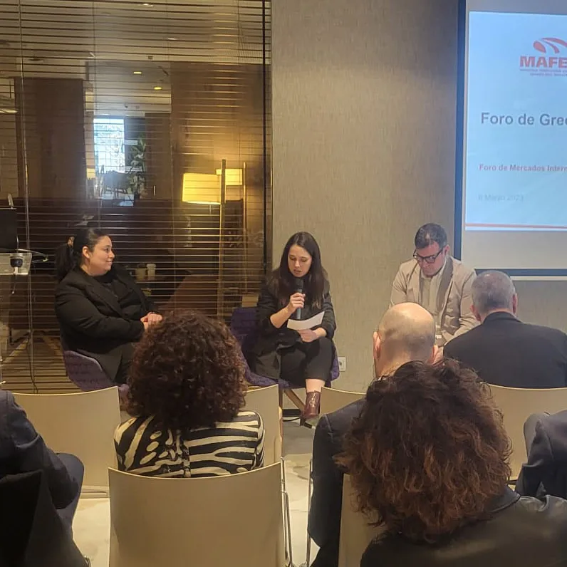 Rocío Gutierrez, together with the moderator, Ane Fernández from MAFEX, and Eduardo Moya, from Thales.