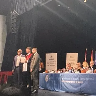 Francisco Cifuentes, Railway Planning and Services Account Deputy Director, and Sergio Herrador, technician of the ERTMS Management, presented this award to Álex Martín