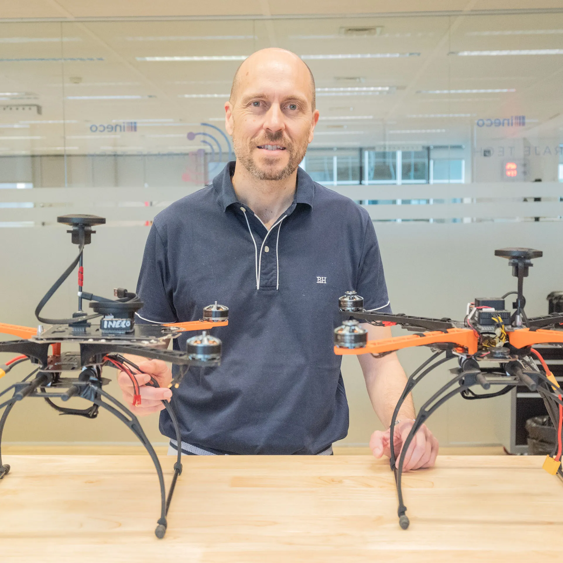 Imagen de Víctor Gordo en las oficinas de Ineco
