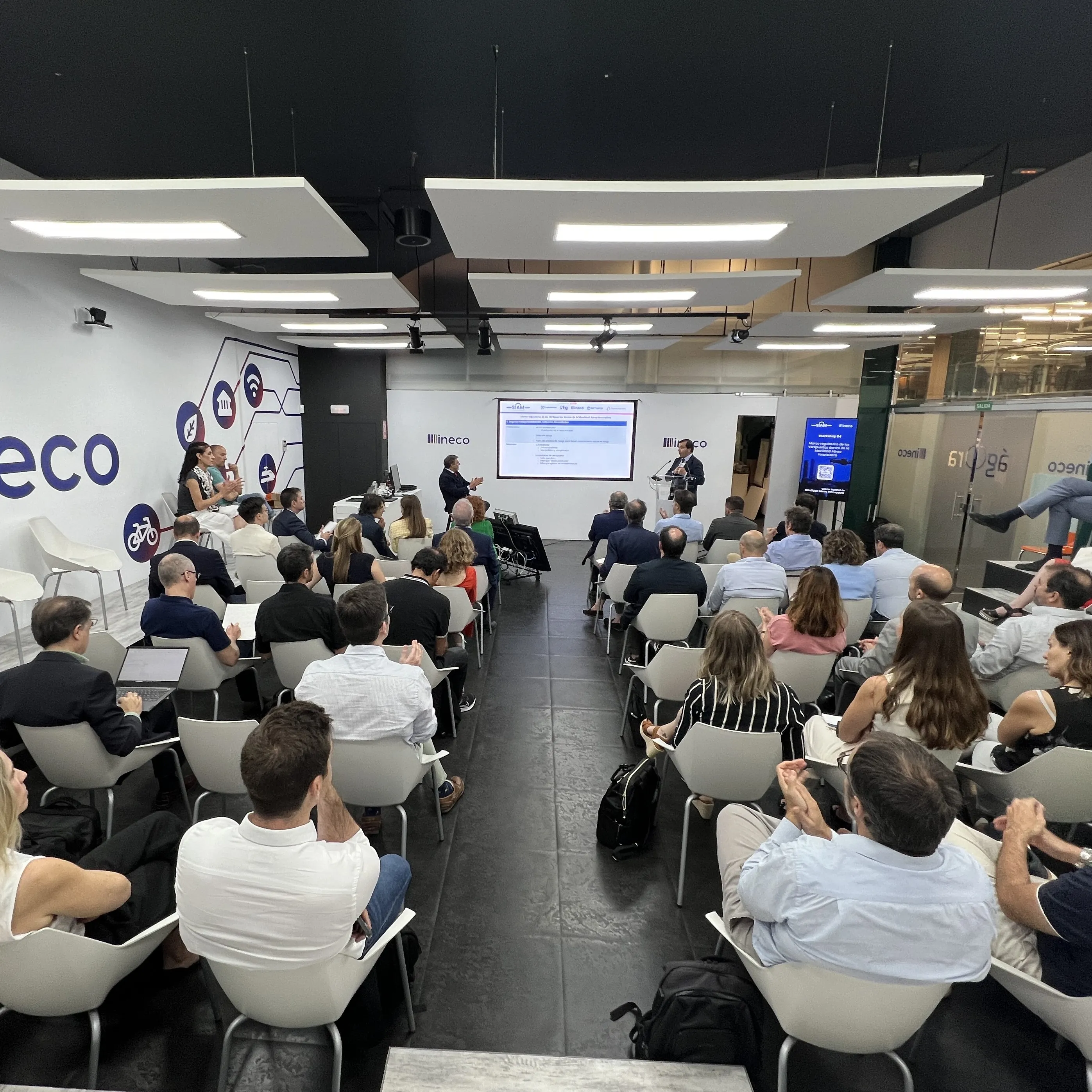 Image of the sharing in Ineco's Agora room.