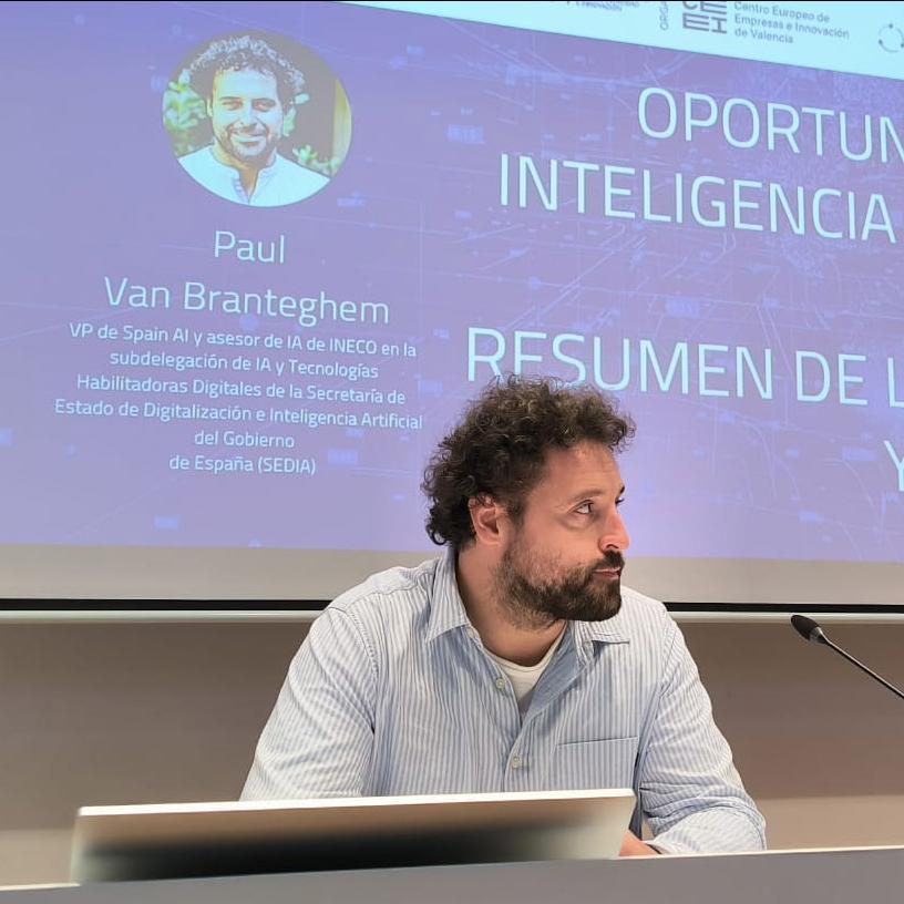 Paul Van Branteghem ha sido el encargado de cerrar la jornada, realizando un resumen y aportando una perspectiva única sobre cómo la IA puede impulsar la innovación y el crecimiento empresarial.