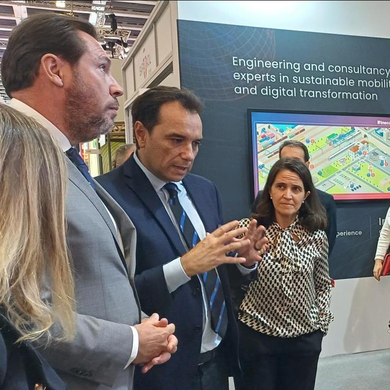 El ministro de Transportes y Movilidad Sostenible, Óscar Puente, ha visitado el stand de Ineco, acompañado por el presidente de Ineco, Sergio Vázquez Torrón.