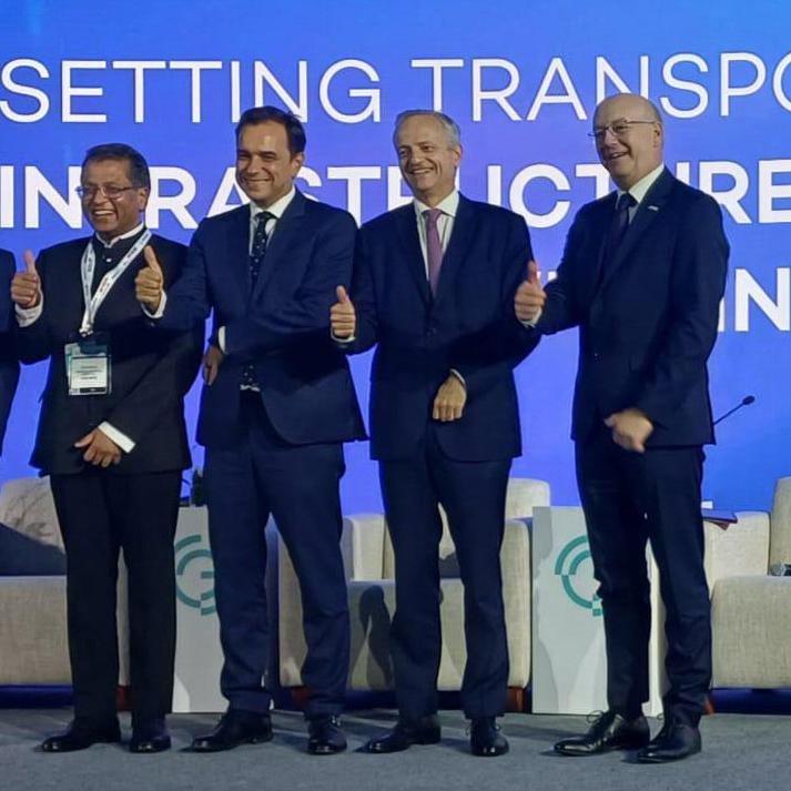 Sergio Vázquez Torrón, junto a los máximos representantes de las ingenierías internacionales Arup, Rites y Systra