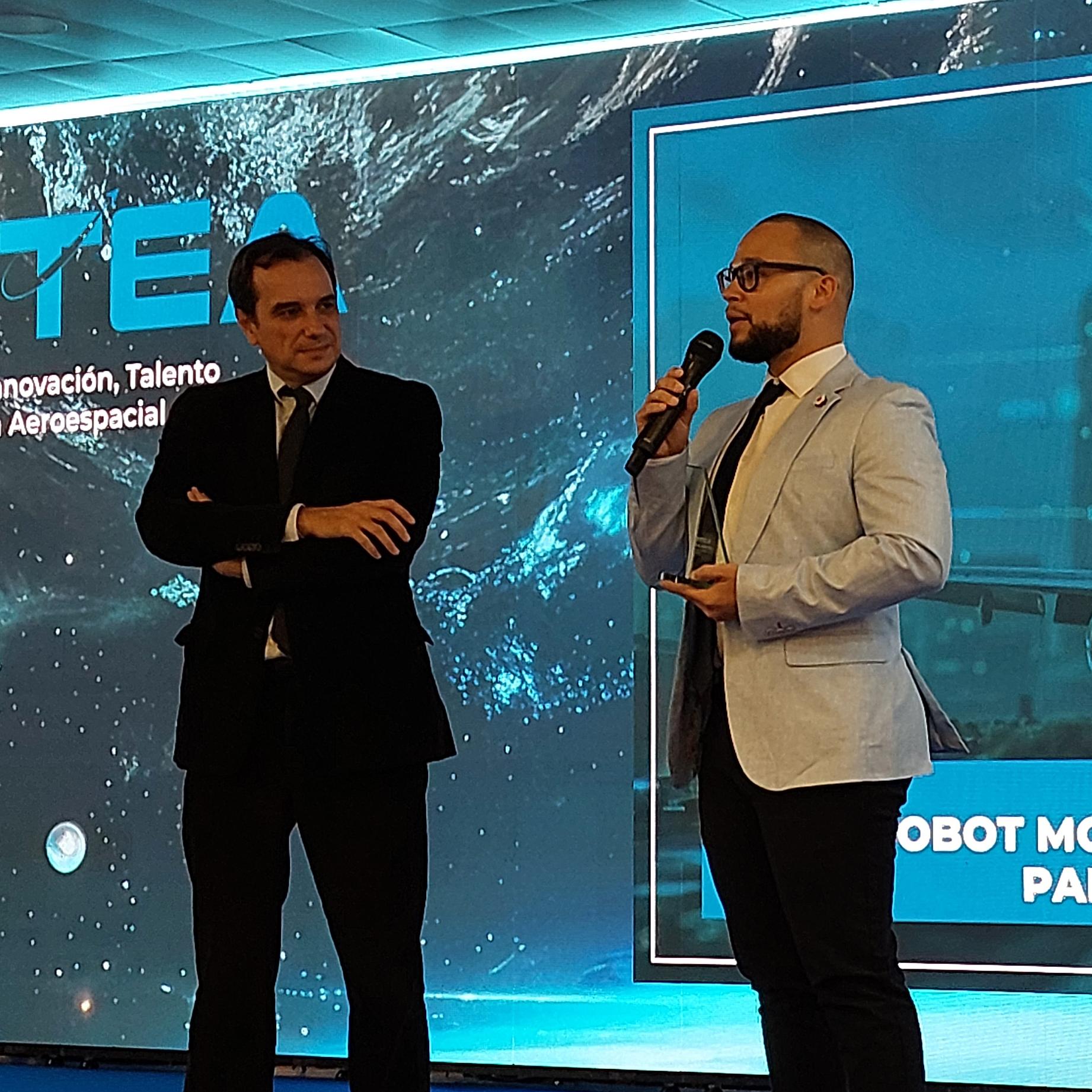 Sergio Vázquez, junto al representante de Robot MOXIE
