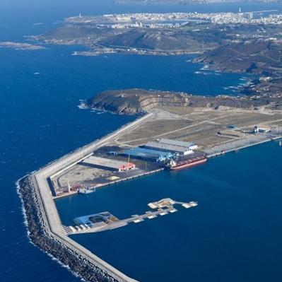 Estos estudios buscan complementar el acceso ferroviario al Puerto Exterior, cuyas obras dirige Ineco y en el que Adif está invirtiendo 123,6 millones de euros del Plan de Recuperación, para incrementar la competitividad del transporte ferroviario de mercancías y potenciar la puesta en valor del puerto.