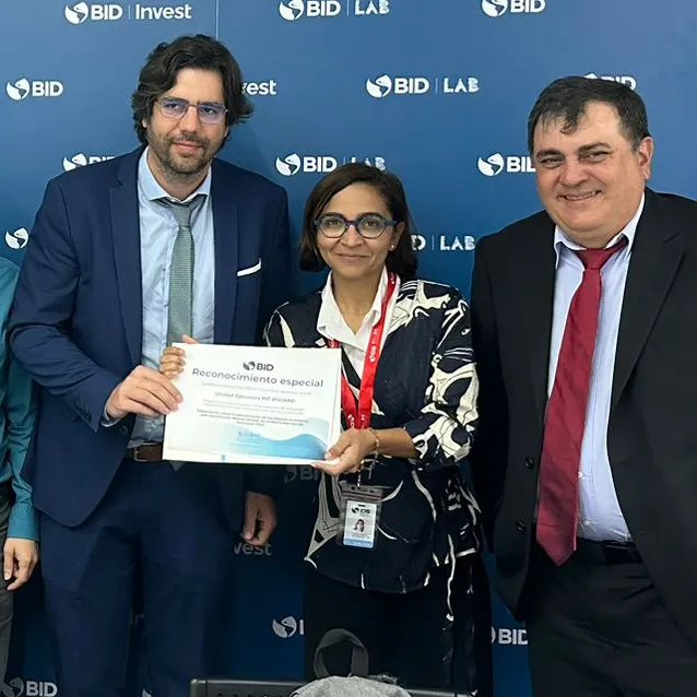 The award was presented by Isabel Granada Garcés, Director of BID Operations in Costa Rica.