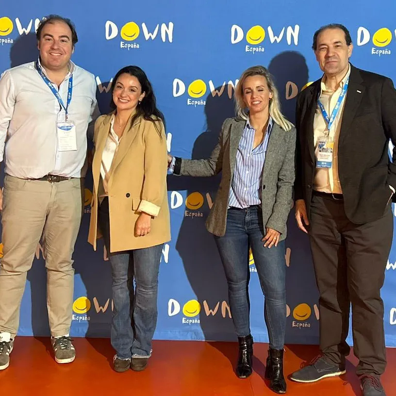 Nerea Salinero and María Briones, together with the directors of Down España.