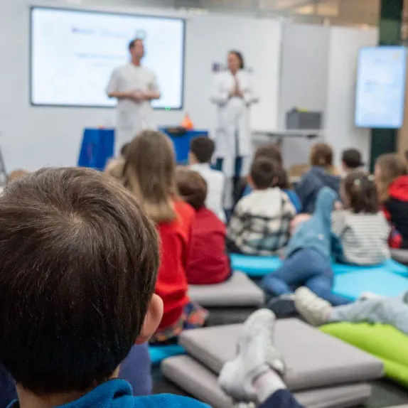 The workshop "Sobrevivir en la isla" (Surviving on the island) is an educational experience designed for children