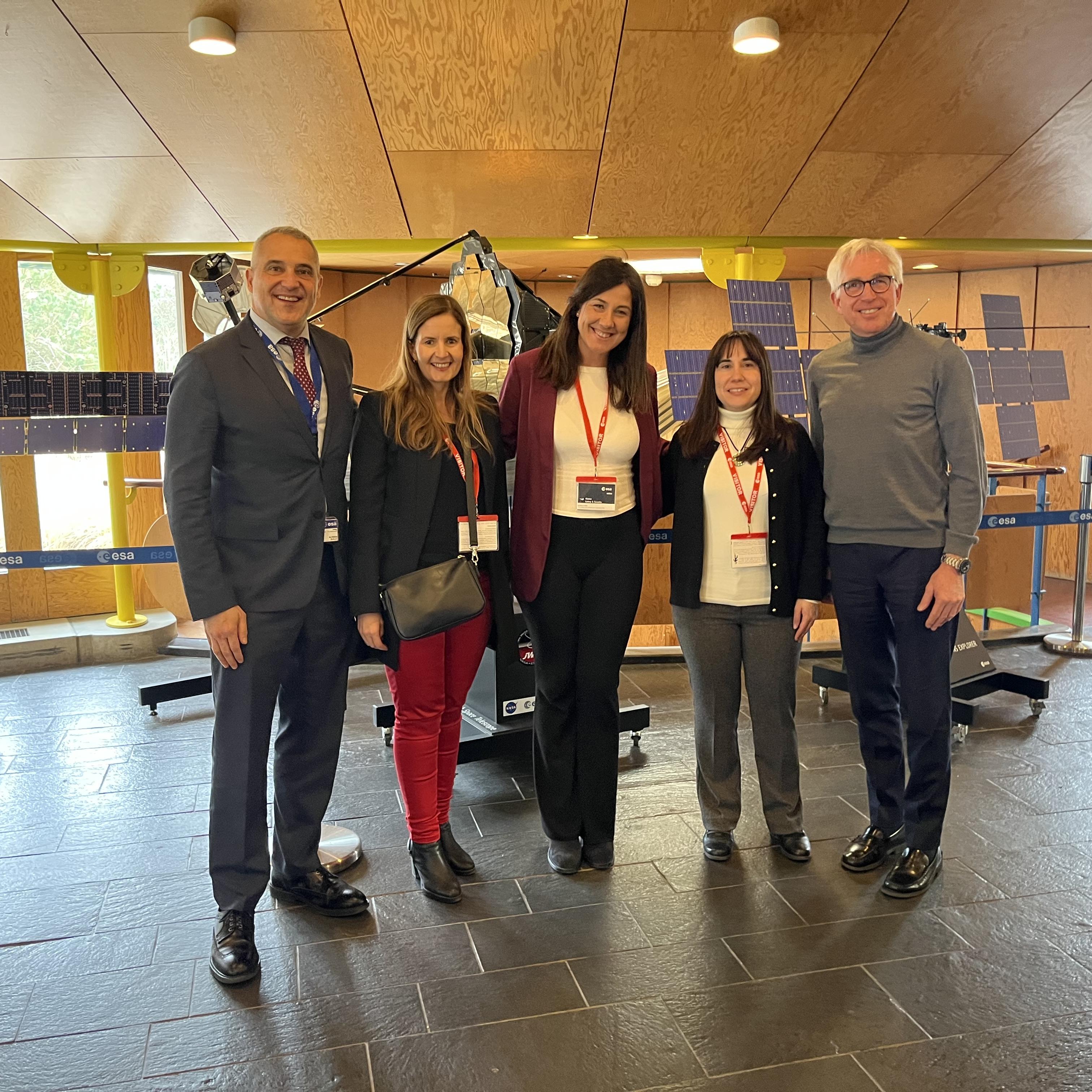 Nuestras compañeras  en el Centro de Investigación, Desarrollo y Tecnología de la ESA en Noordwijk (Países Bajos)