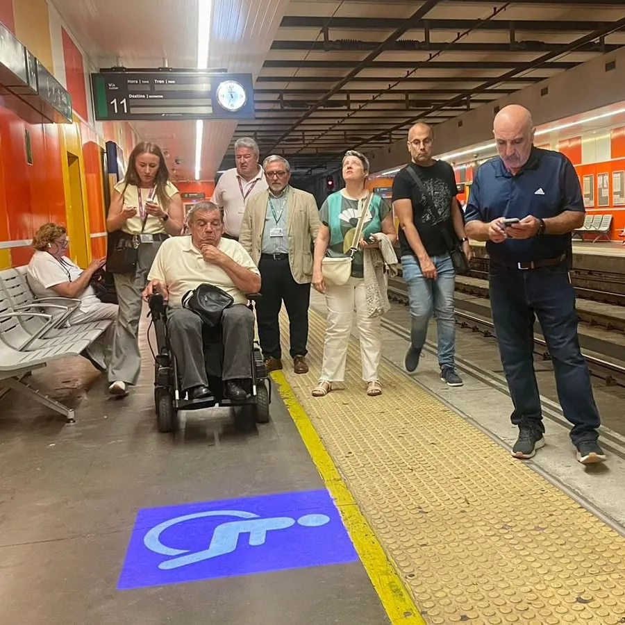 People with disabilities, railway staff, and specialized technicians participated in the validation