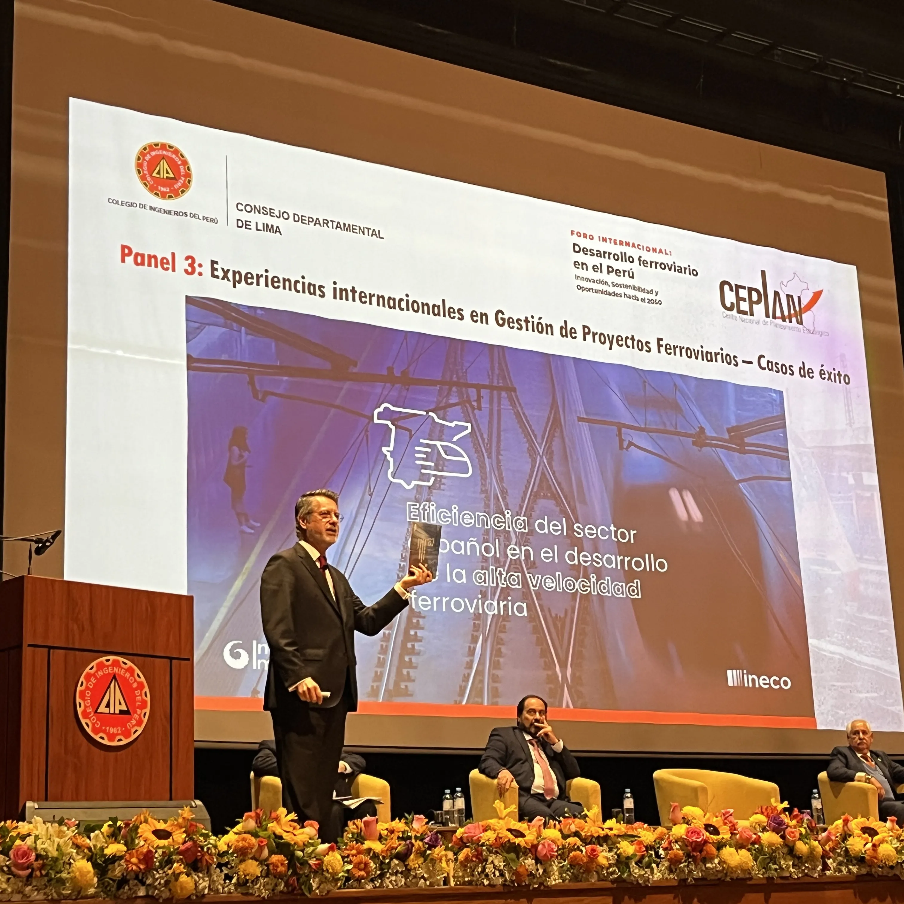 During his speech, Alberto Váscones presented a paper focused on the efficiency of the railway sector in Spain