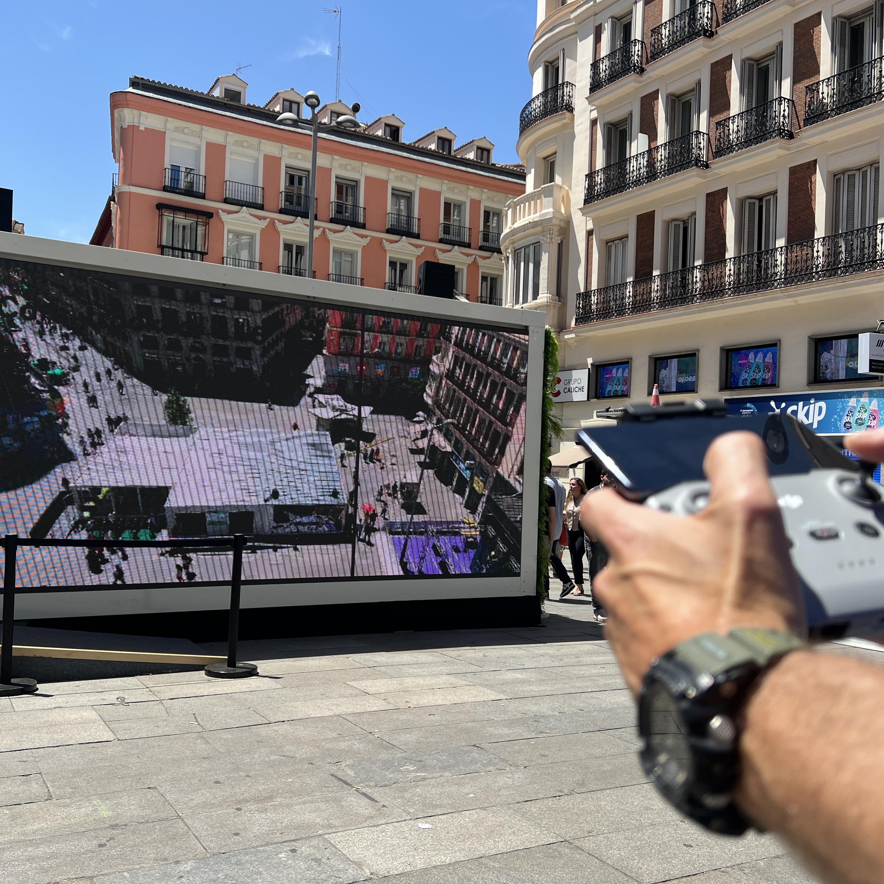 La demostración, realizada sobre la Gran Vía madrileña, consistió en el vuelo de un dron que captó imágenes aéreas en tiempo real