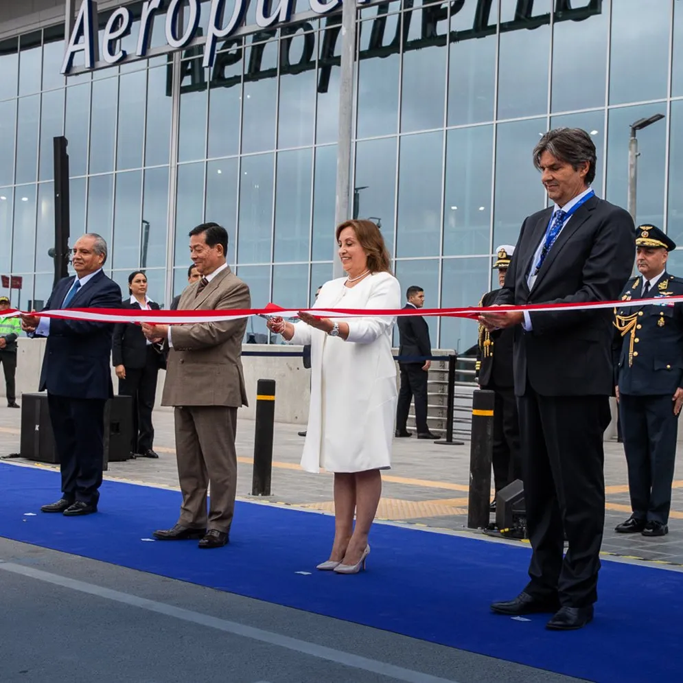 Dina Boluarte, presidenta de Perú, fue la encargada de inaugurar la terminal