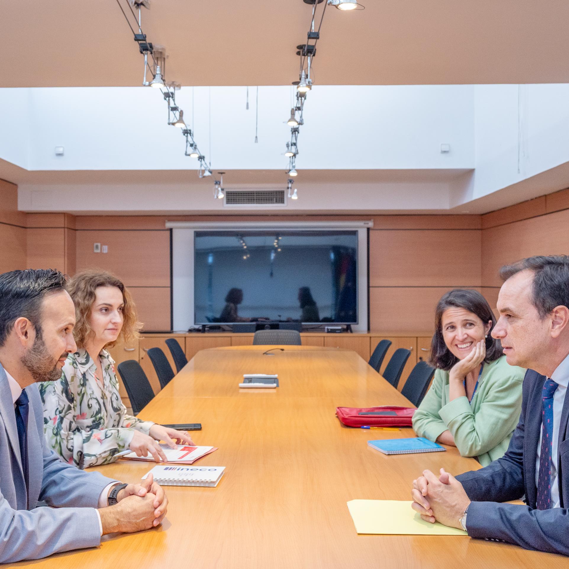 Pablo Camacho Salazar, viceministro de Infraestructura de Costa Rica; Salomé Fernández, subdirectora de Cuenta América; Ainhoa Zubieta, directora general de Negocio Internacional; y Sergio Vázquez, presidente de Ineco.