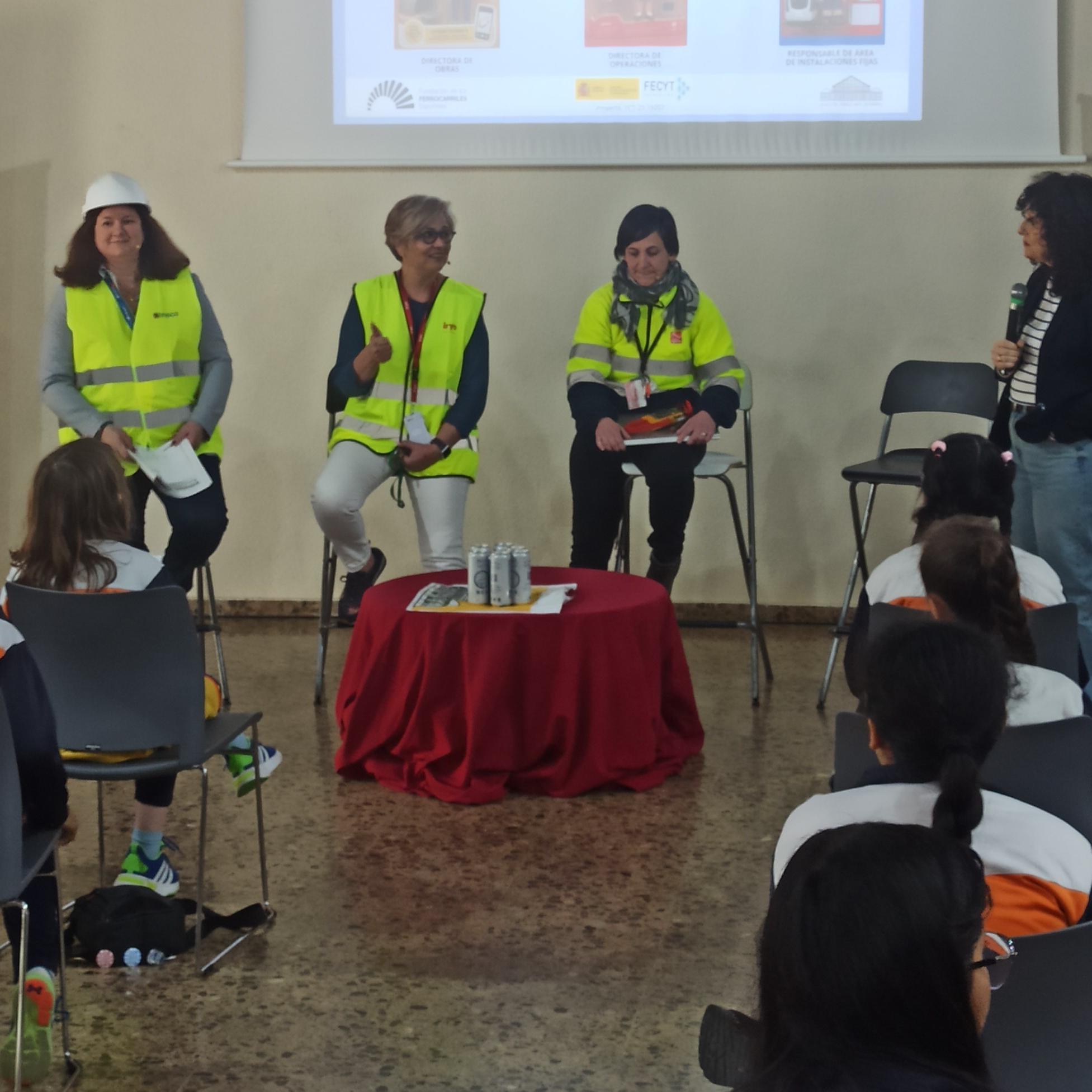 Ineco inspira las vocaciones STEAM en el taller Niñas al Tren de la Ciencia y la Tecnología