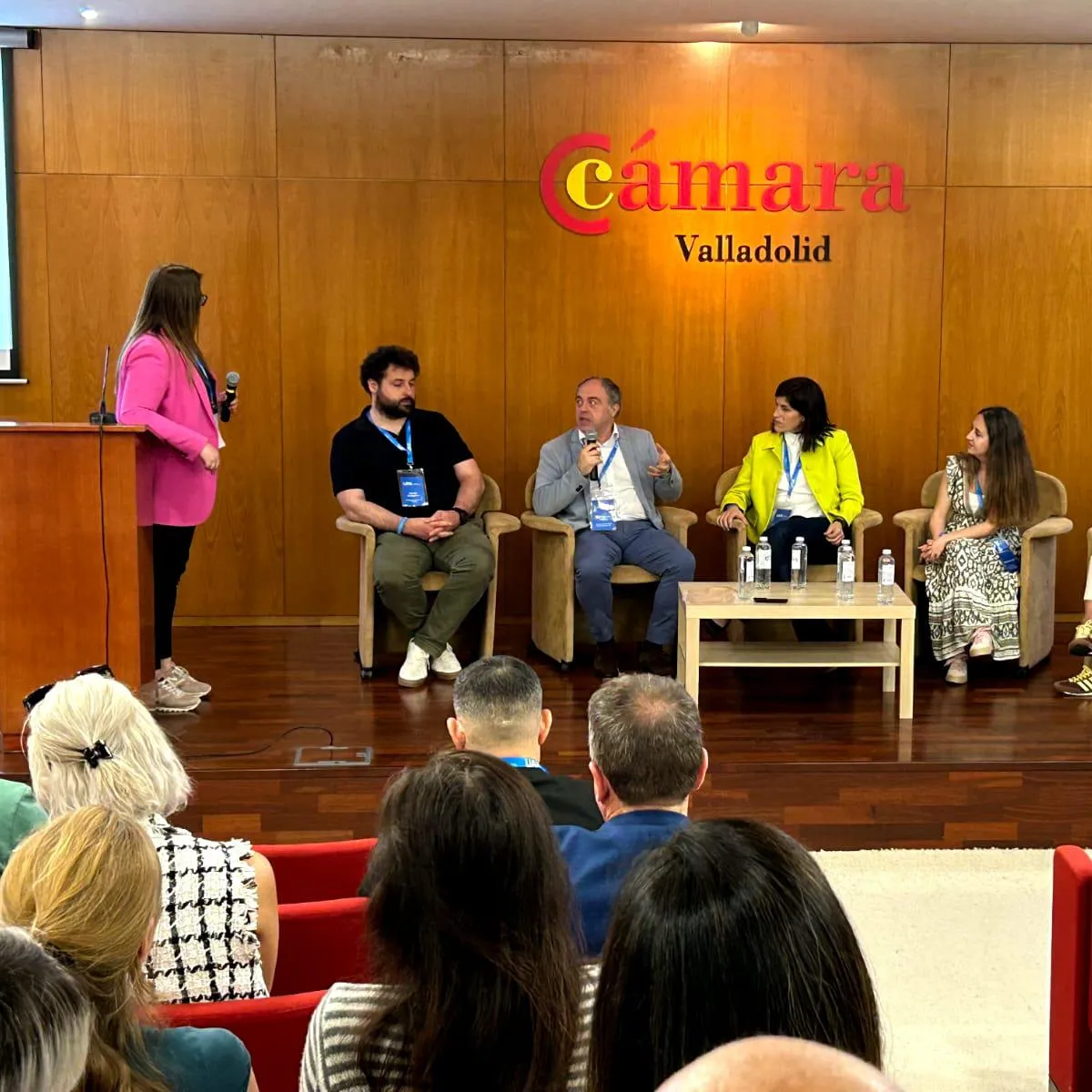 La mesa, en formato diálogo, ha reunido a profesionales de distintos ámbitos para reflexionar sobre el impacto social, ético y humano de la inteligencia artificial.