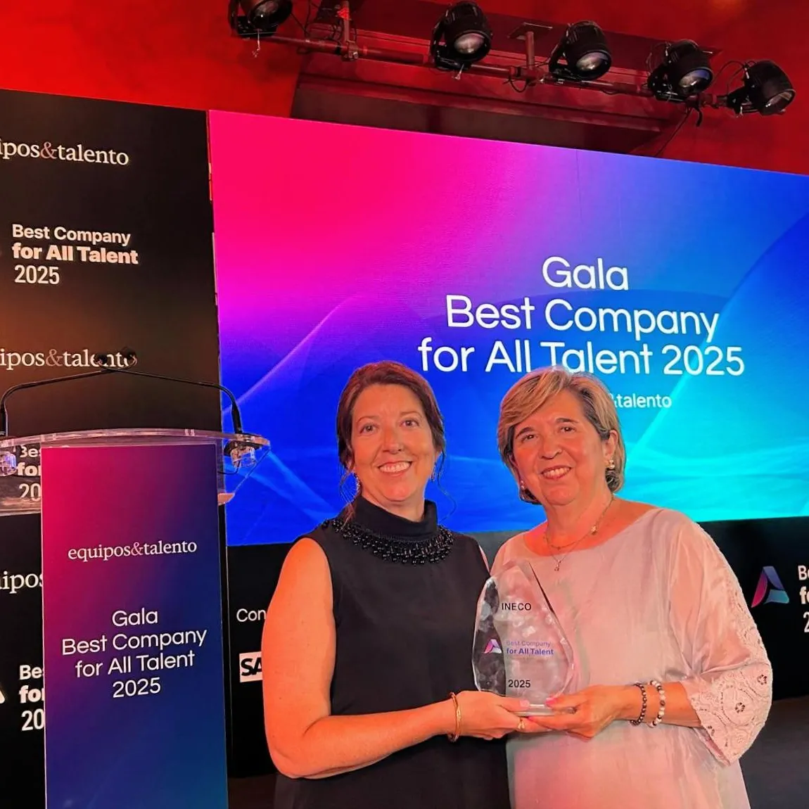 Marisa de Castro, gerente de Formación y Desarrollo de Talento y Responsable de Igualdad en Ineco, junto a Magdalena Bodelón, directora general de Organización y Recursos