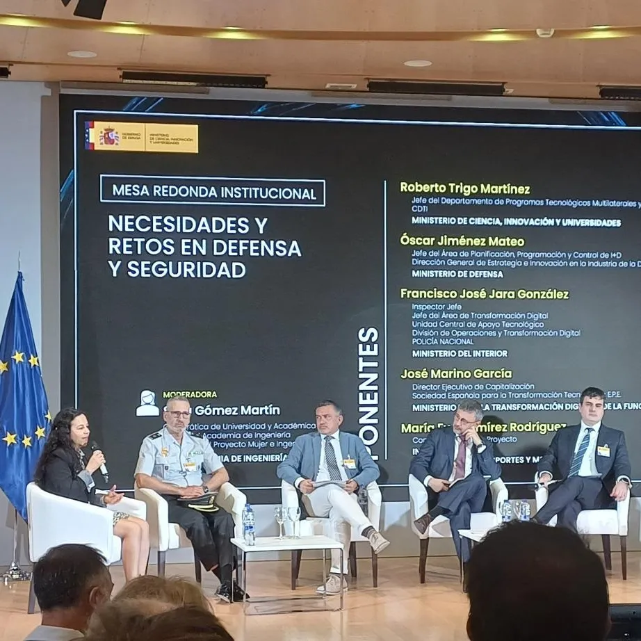 Eva Ramírez, experta en Navegación por Satélite y Espacio de Ineco, intervino en la mesa redonda destacando cómo las tecnologías duales permiten aumentar la capacidad de adaptación de las infraestructuras críticas en situaciones de crisis o emergencia
