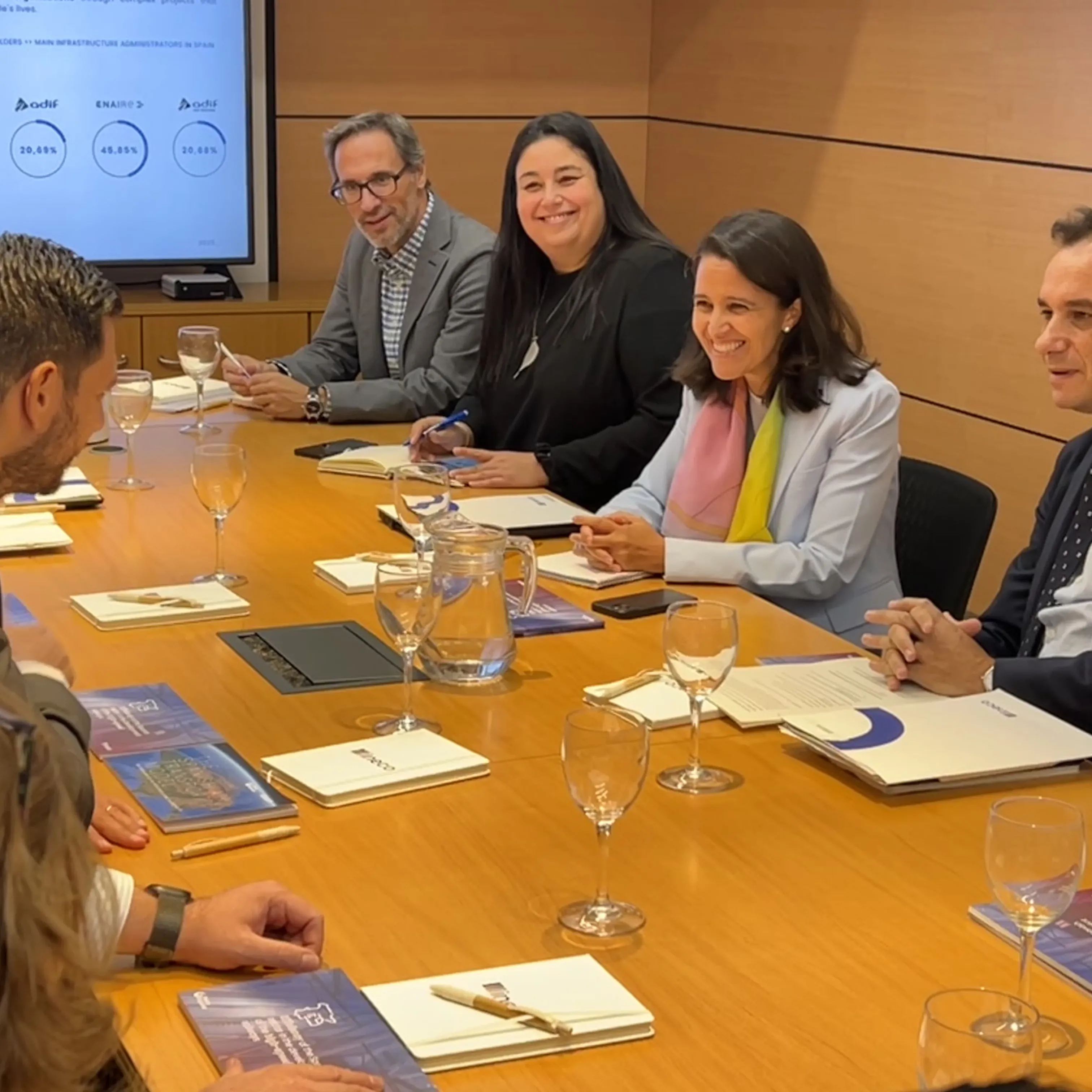 El ministro griego y el presidente de Ineco conversan durante la reunión