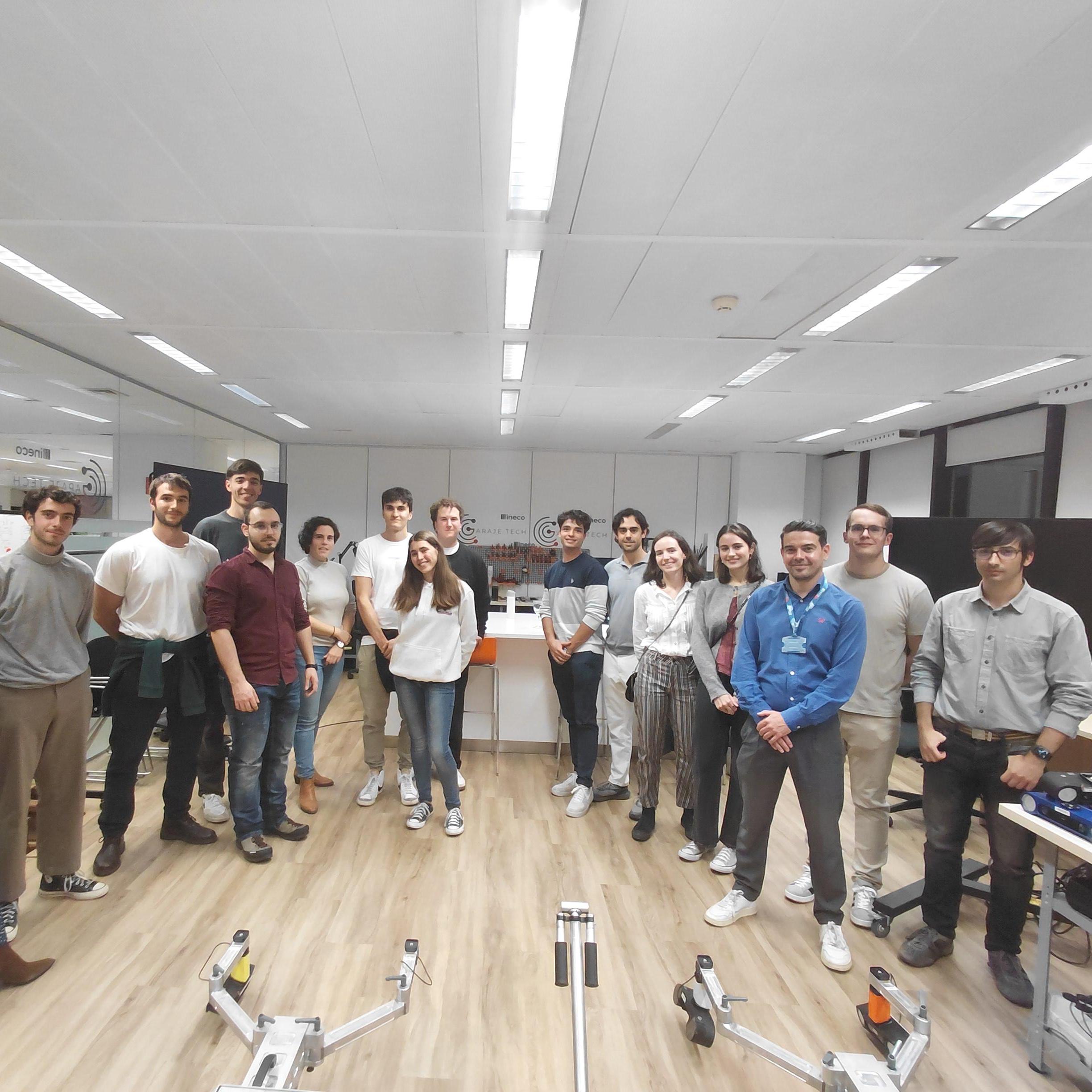 El grupo de estudiantes en el Garaje TECH de Ineco