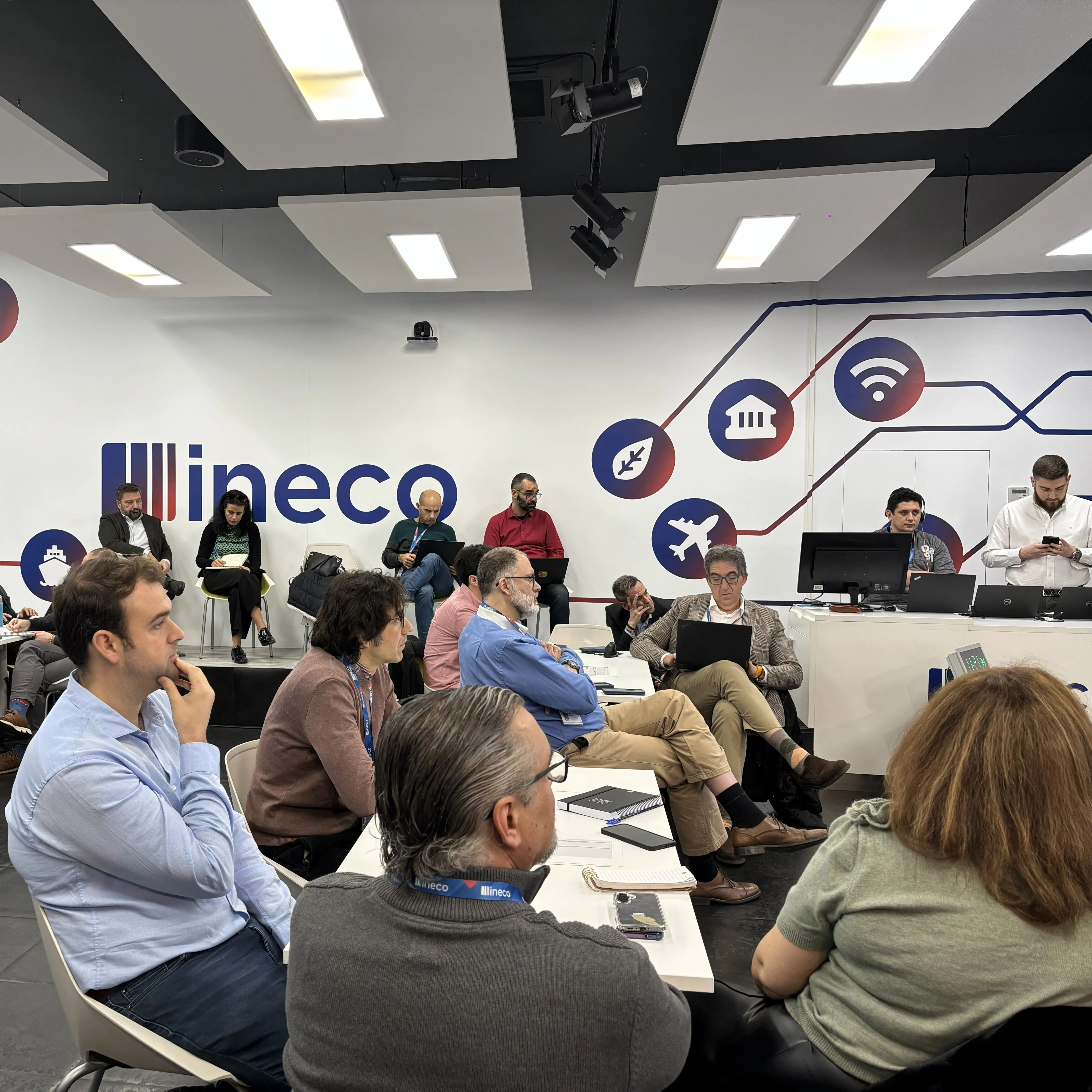 El encuentro ha estado centrado en el reto de las infraestructuras duales, con el objetivo de identificar soluciones escalables que garanticen el funcionamiento eficiente de las infraestructuras en contextos normales y en situaciones de emergencia, seguridad o defensa.