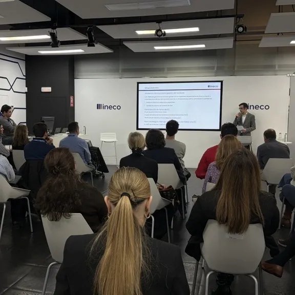 La jornada abordó el papel estratégico de la empresa en el impulso de la economía circular, comenzando por una introducción a este concepto y su marco regulatorio europeo, así como el sectorial.