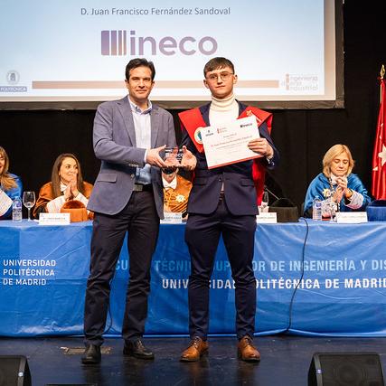 El premio fue entregado por Juan Jesús Muñoz, quien felicitó a Juan Francisco Fernández por la calidad y el rigor de su proyecto.