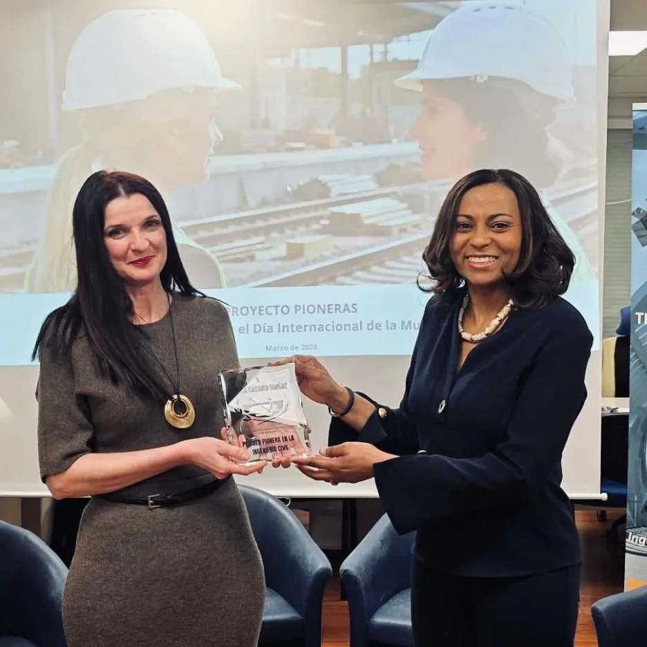 Silvia Casado receiving an award from Maribel Santos in recognition of her pioneering work in Civil Engineering