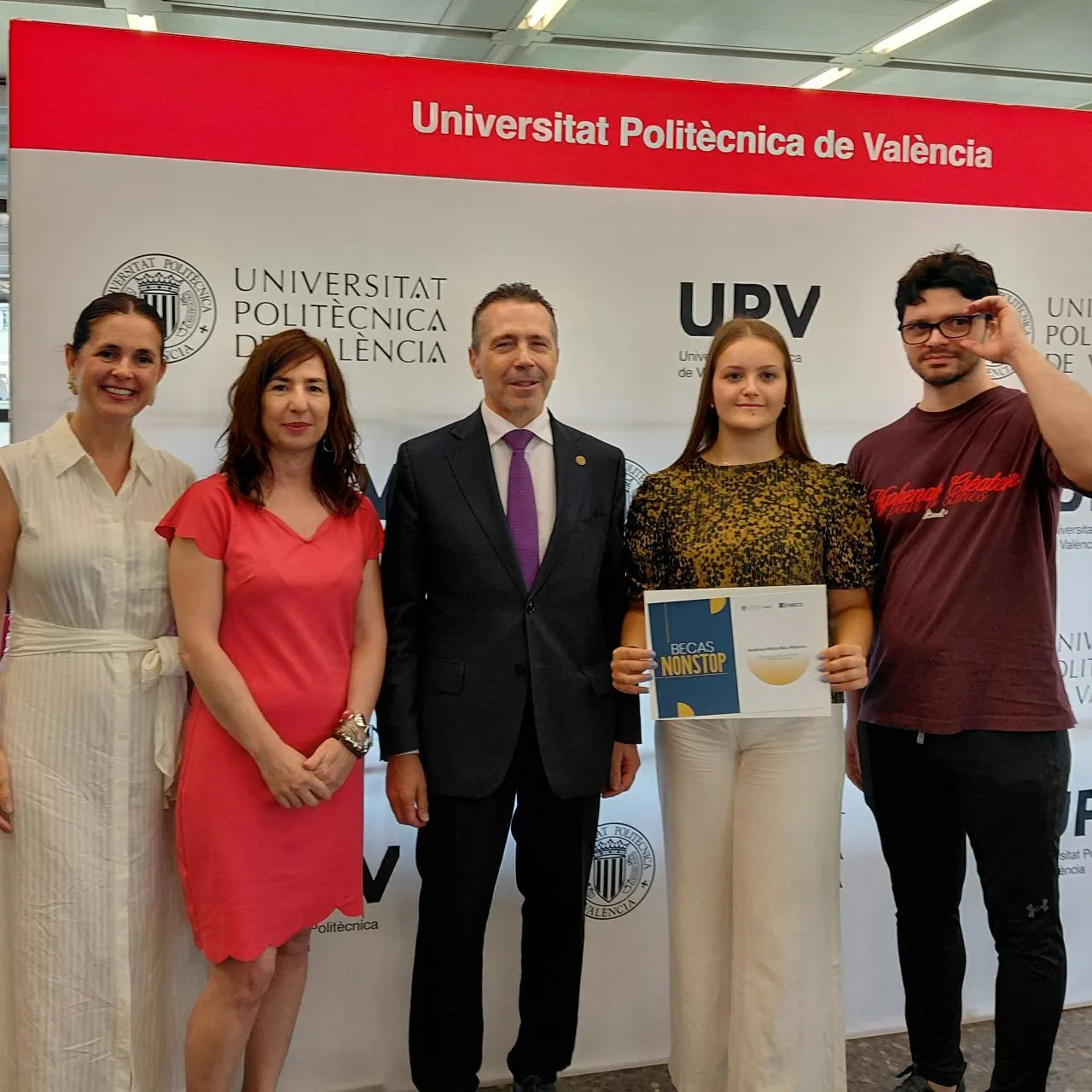 La Universitat Politècnica de València e Ineco entregan dos becas sociales a estudiantes en situación de vulnerabilidad