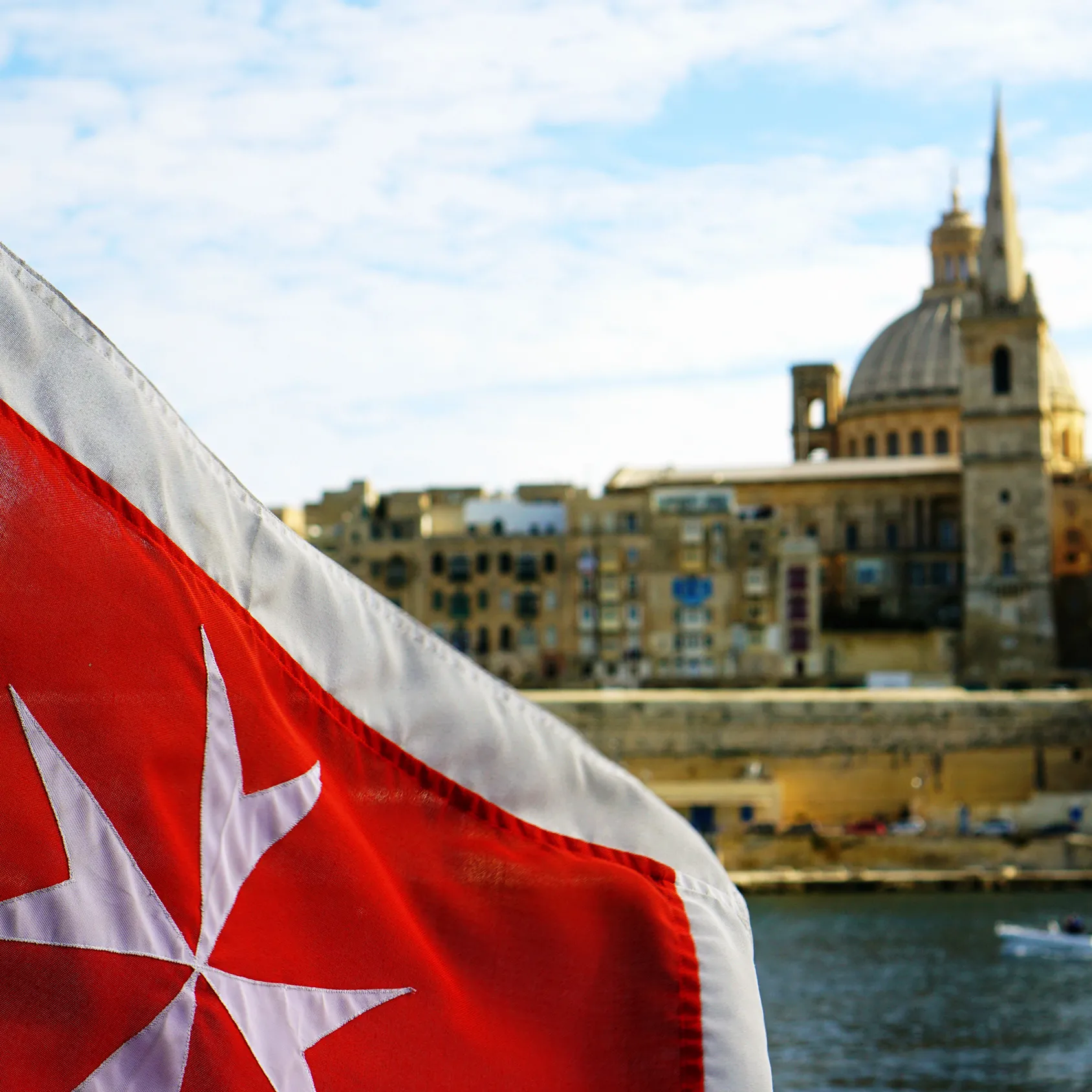 Bandera con la Cruz de Malta ondeando frente a la Basílica de Nuestra Señora del Monte Carmelo