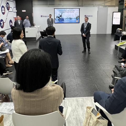 Acompañados por el director Comercial de Ineco, Víctor Bustos, la delegación ha podido conocer más acerca el papel de Ineco en el desarrollo de la Alta Velocidad en todo el mundo