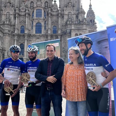 The president of Ineco and the manager of adELA wanted to accompany the cyclists on their arrival in Santiago.