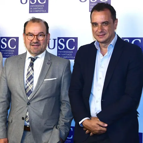 El presidente de Ineco, Sergio Vázquez Torrón, ha ratificado junto al rector de la Universidade de Santiago de Compostela, Antonio López, el convenio de colaboración para que la de la capital de Galicia sea la primera universidad en poner en marcha la red iCampus de Ineco.